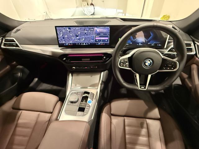 ｉ４ ｅＤｒｉｖｅ　４０　Ｍスポーツ　茶革シート　シートヒーター　ヘッドアップディスプレイ　３６０度カメラ　純正ナビゲーションシステム　駐車支援システム　アクティブクルーズコントロール（18枚目）
