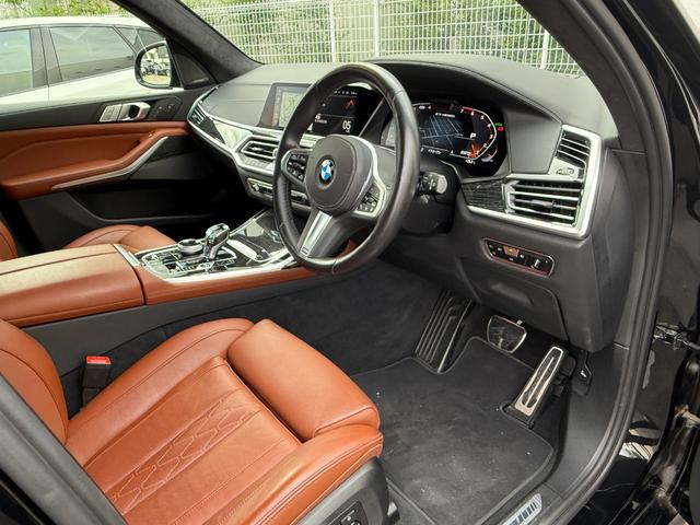 Ｘ７ Ｍ５０ｉ　リアエンターテイメント　ブラウンレザーシート　パノラマサンルーフ　セレクトパッケージ　純正ナビゲーションシステム　フルセグテレビ　３６０度カメラ　ｈａｒｍａｎ／ｋａｒｄｏｎスピーカー（2枚目）
