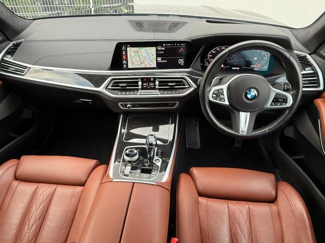 Ｘ７ Ｍ５０ｉ　リアエンターテイメント　ブラウンレザーシート　パノラマサンルーフ　セレクトパッケージ　純正ナビゲーションシステム　フルセグテレビ　３６０度カメラ　ｈａｒｍａｎ／ｋａｒｄｏｎスピーカー（22枚目）