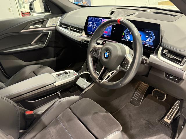 Ｘ１ Ｍ３５ｉ　ｘＤｒｉｖｅ　ハーマンカードンスピーカー　純正ナビゲーションシステム（カーブドディスプレイ）アクティブクルーズコントロール　ハンズオフシステム　駐車支援システム　３６０度カメラ　バックカメラ　ＬＥＤヘッドライト（2枚目）