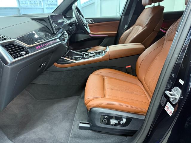 Ｘ７ ｘＤｒｉｖｅ　４０ｄ　Ｍスポーツ　ブラウンレザーシート　パノラマガラスサンルーフ　アクティブクルーズコントロール　ハーマンカードンスピーカー　３６０度カメラ　純正ナビ　ＬＥＤヘッドライト　元レンタカー（10枚目）
