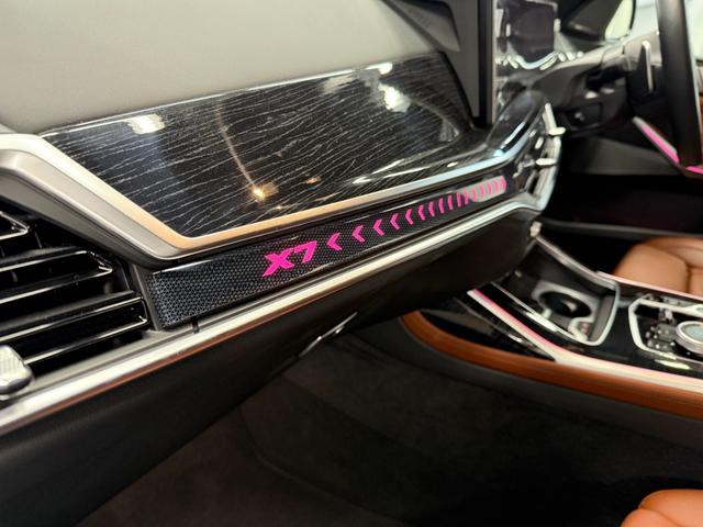 Ｘ７ ｘＤｒｉｖｅ　４０ｄ　Ｍスポーツ　ブラウンレザーシート　パノラマガラスサンルーフ　アクティブクルーズコントロール　ハーマンカードンスピーカー　３６０度カメラ　純正ナビ　ＬＥＤヘッドライト　元レンタカー（13枚目）