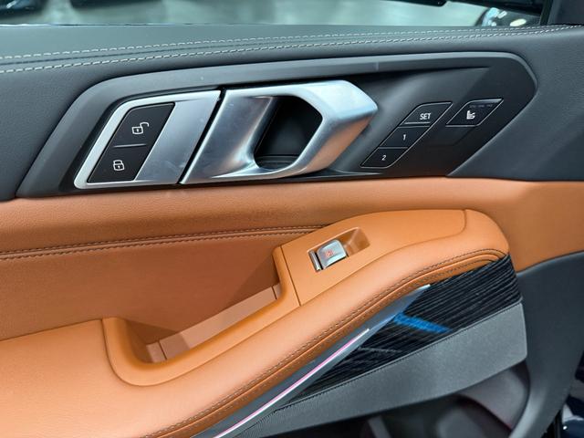 Ｘ７ ｘＤｒｉｖｅ　４０ｄ　Ｍスポーツ　ブラウンレザーシート　パノラマガラスサンルーフ　アクティブクルーズコントロール　ハーマンカードンスピーカー　３６０度カメラ　純正ナビ　ＬＥＤヘッドライト　元レンタカー（14枚目）