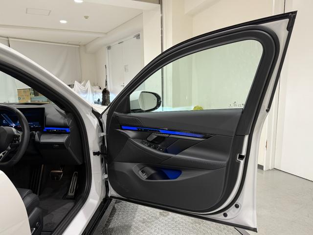 ５シリーズ ５２３ｄ　ｘＤｒｉｖｅ　Ｍスポーツ　アクティブクルーズコントロール　オートトランク　シートヒーター　衝突被害軽減ブレーキ　障害物センサー　３６０度カメラ　フロントカメラ（3枚目）
