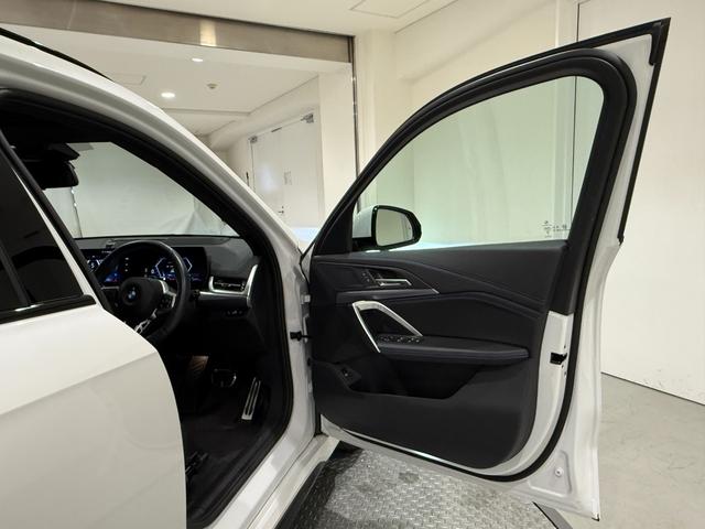 Ｘ１ ｘＤｒｉｖｅ　２０ｄ　Ｍスポーツ　アルカンタラシート　ヘッドアップディスプレイ　純正ナビゲーション　３６０度カメラ　駐車支援システム　アクティブクルーズコントロール（3枚目）