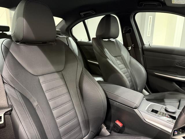 3シリーズ 320d xDriveMスポーツハイラインパッケージ ブラックレザーシート ヘッドアップディスプレイ アクティブクルーズコントロール ハンズオフシステム 駐車支援システム 純正ナビゲーションシステム 電動トランク LEDヘッドライト ETC(3枚目)