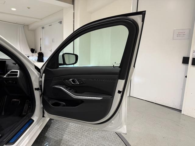 3シリーズ 320d xDriveMスポーツハイラインパッケージ ブラックレザーシート ヘッドアップディスプレイ アクティブクルーズコントロール ハンズオフシステム 駐車支援システム 純正ナビゲーションシステム 電動トランク LEDヘッドライト ETC(5枚目)