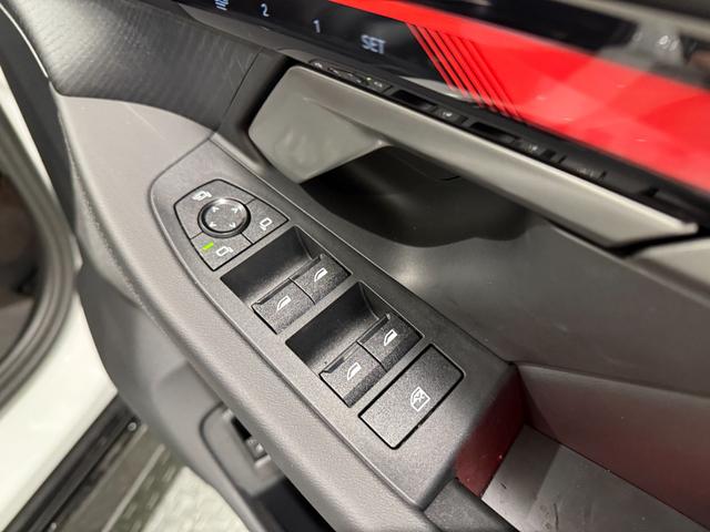 5シリーズ 523d xDriveツーリング Mスポーツ コンフォートパッケージ 4ゾーンエアコン 純正ナビゲーション 駐車支援システム アクティブクルーズコントロール 360度カメラ LEDヘッドライト アイコニックグロー(8枚目)