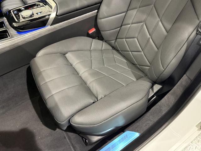 7シリーズ 740d xDrive Mスポーツ ブラックレザーシート Bowers&Wilkinsスピーカー シートマッサージ 純正ナビゲーション 駐車支援システム シートヒーター シートエアコン 360度カメラ(24枚目)