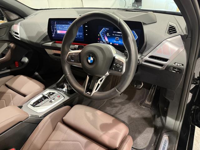 1シリーズ 120 Mスポーツ ハイラインパッケージ アクティブクルーズコントロール 360度カメラ カーブドディスプレイ 純正ナビゲーションシステム ヘッドアップディスプレイ ハーマンカードンスピーカー LEDヘッドライト ETC Bluetooth(3枚目)