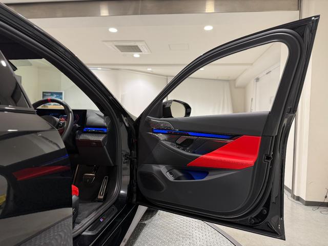 M5 Bowers & Wilkinsスピーカー フロント・リアシートヒーターベンチレーションシート 電動トランク 360度カメラ LEDヘッドライト(6枚目)