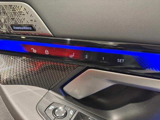 M5 Bowers & Wilkinsスピーカー フロント・リアシートヒーターベンチレーションシート 電動トランク 360度カメラ LEDヘッドライト(8枚目)