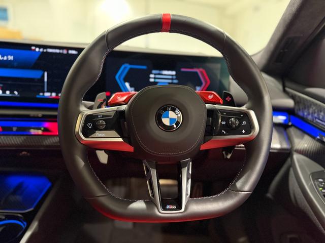 M5 Bowers & Wilkinsスピーカー フロント・リアシートヒーターベンチレーションシート 電動トランク 360度カメラ LEDヘッドライト(24枚目)