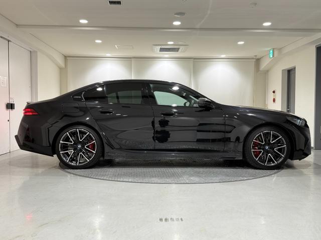 M5 Bowers & Wilkinsスピーカー フロント・リアシートヒーターベンチレーションシート 電動トランク 360度カメラ LEDヘッドライト(52枚目)