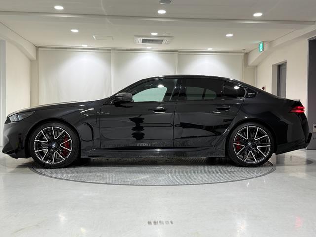 M5 Bowers & Wilkinsスピーカー フロント・リアシートヒーターベンチレーションシート 電動トランク 360度カメラ LEDヘッドライト(56枚目)