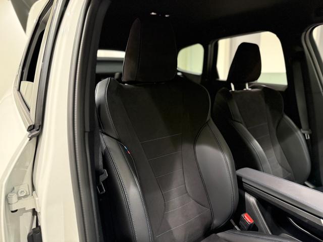 iX1 eDrive 20 Mスポーツ アルカンタラシート ヘッドアップディスプレイ 純正ナビゲーション 360度カメラ 駐車支援システム 電動シート 電動ゲート アンビエントライト シートヒーター(3枚目)