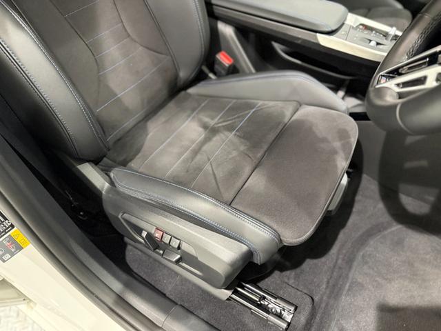 iX1 eDrive 20 Mスポーツ アルカンタラシート ヘッドアップディスプレイ 純正ナビゲーション 360度カメラ 駐車支援システム 電動シート 電動ゲート アンビエントライト シートヒーター(4枚目)