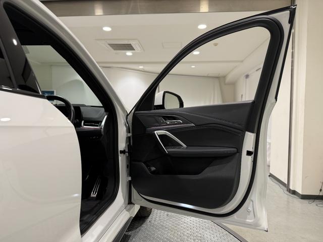 iX1 eDrive 20 Mスポーツ アルカンタラシート ヘッドアップディスプレイ 純正ナビゲーション 360度カメラ 駐車支援システム 電動シート 電動ゲート アンビエントライト シートヒーター(6枚目)