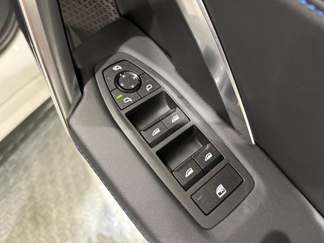 iX1 eDrive 20 Mスポーツ アルカンタラシート ヘッドアップディスプレイ 純正ナビゲーション 360度カメラ 駐車支援システム 電動シート 電動ゲート アンビエントライト シートヒーター(8枚目)