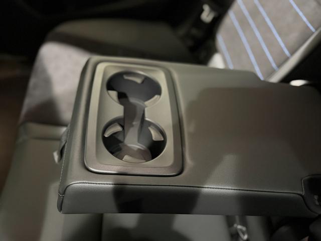 iX1 eDrive 20 Mスポーツ アルカンタラシート ヘッドアップディスプレイ 純正ナビゲーション 360度カメラ 駐車支援システム 電動シート 電動ゲート アンビエントライト シートヒーター(17枚目)