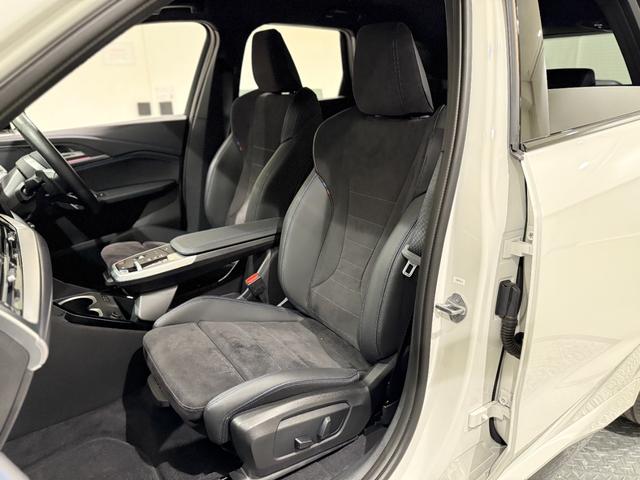 iX1 eDrive 20 Mスポーツ アルカンタラシート ヘッドアップディスプレイ 純正ナビゲーション 360度カメラ 駐車支援システム 電動シート 電動ゲート アンビエントライト シートヒーター(19枚目)