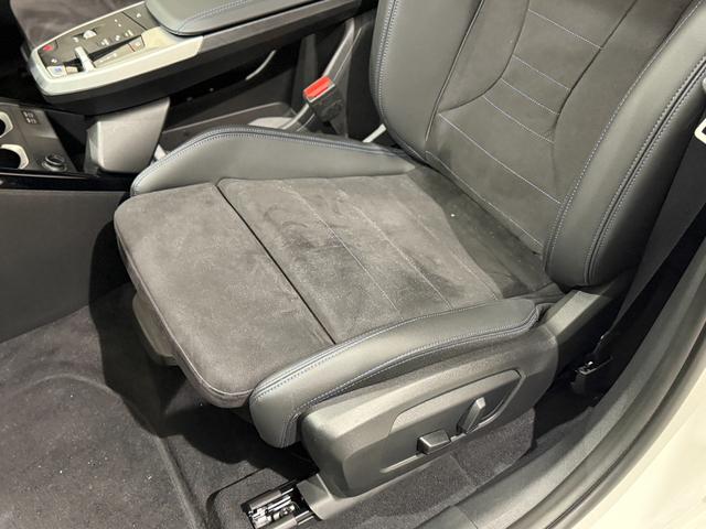 iX1 eDrive 20 Mスポーツ アルカンタラシート ヘッドアップディスプレイ 純正ナビゲーション 360度カメラ 駐車支援システム 電動シート 電動ゲート アンビエントライト シートヒーター(21枚目)