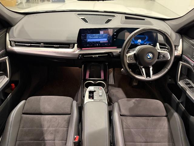iX1 eDrive 20 Mスポーツ アルカンタラシート ヘッドアップディスプレイ 純正ナビゲーション 360度カメラ 駐車支援システム 電動シート 電動ゲート アンビエントライト シートヒーター(22枚目)