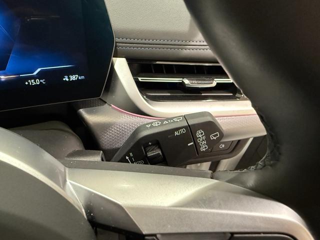 iX1 eDrive 20 Mスポーツ アルカンタラシート ヘッドアップディスプレイ 純正ナビゲーション 360度カメラ 駐車支援システム 電動シート 電動ゲート アンビエントライト シートヒーター(25枚目)