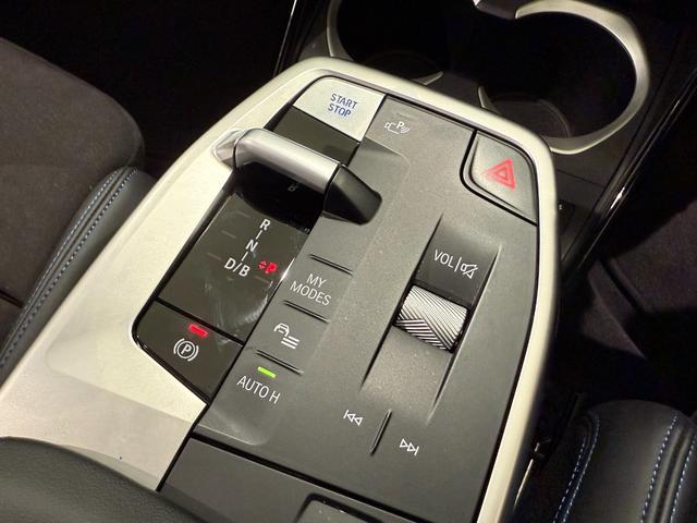iX1 eDrive 20 Mスポーツ アルカンタラシート ヘッドアップディスプレイ 純正ナビゲーション 360度カメラ 駐車支援システム 電動シート 電動ゲート アンビエントライト シートヒーター(41枚目)
