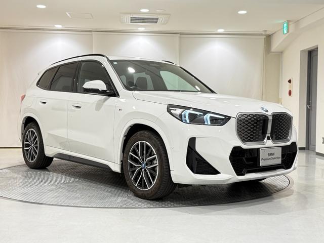 iX1 eDrive 20 Mスポーツ アルカンタラシート ヘッドアップディスプレイ 純正ナビゲーション 360度カメラ 駐車支援システム 電動シート 電動ゲート アンビエントライト シートヒーター(48枚目)