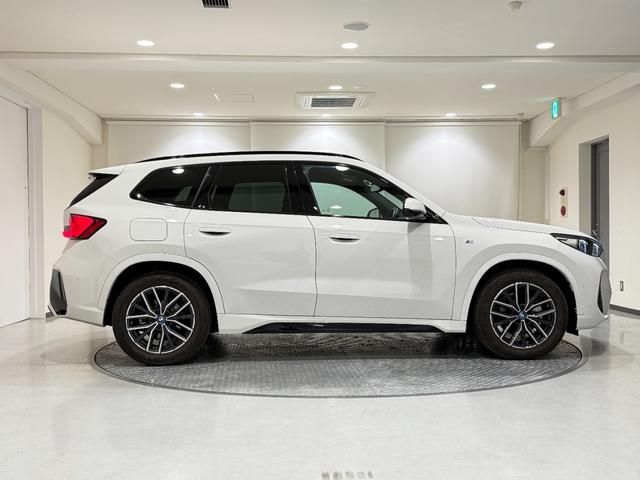 iX1 eDrive 20 Mスポーツ アルカンタラシート ヘッドアップディスプレイ 純正ナビゲーション 360度カメラ 駐車支援システム 電動シート 電動ゲート アンビエントライト シートヒーター(49枚目)