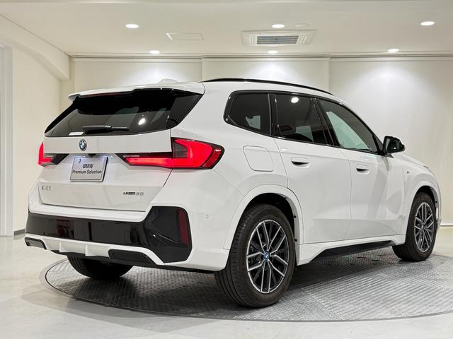 iX1 eDrive 20 Mスポーツ アルカンタラシート ヘッドアップディスプレイ 純正ナビゲーション 360度カメラ 駐車支援システム 電動シート 電動ゲート アンビエントライト シートヒーター(50枚目)