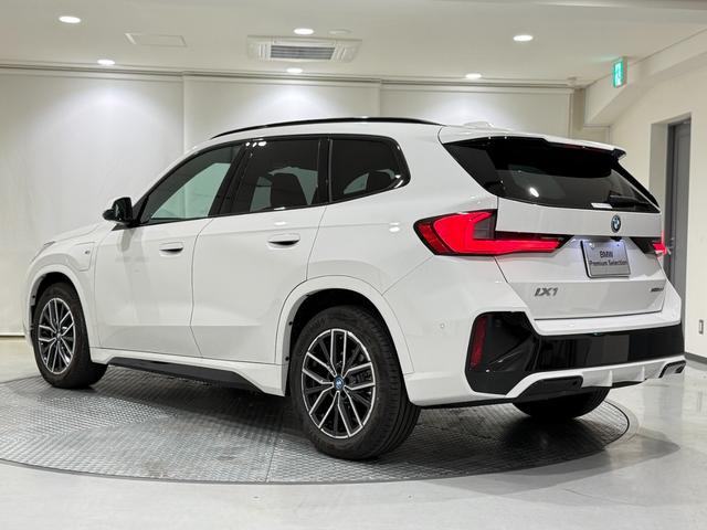 iX1 eDrive 20 Mスポーツ アルカンタラシート ヘッドアップディスプレイ 純正ナビゲーション 360度カメラ 駐車支援システム 電動シート 電動ゲート アンビエントライト シートヒーター(52枚目)