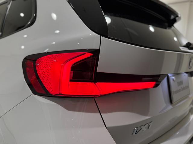 iX1 eDrive 20 Mスポーツ アルカンタラシート ヘッドアップディスプレイ 純正ナビゲーション 360度カメラ 駐車支援システム 電動シート 電動ゲート アンビエントライト シートヒーター(57枚目)