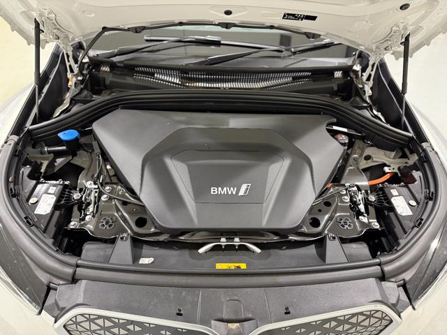 iX1 eDrive 20 Mスポーツ アルカンタラシート ヘッドアップディスプレイ 純正ナビゲーション 360度カメラ 駐車支援システム 電動シート 電動ゲート アンビエントライト シートヒーター(63枚目)