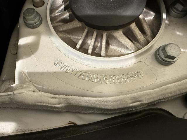 iX1 eDrive 20 Mスポーツ アルカンタラシート ヘッドアップディスプレイ 純正ナビゲーション 360度カメラ 駐車支援システム 電動シート 電動ゲート アンビエントライト シートヒーター(65枚目)