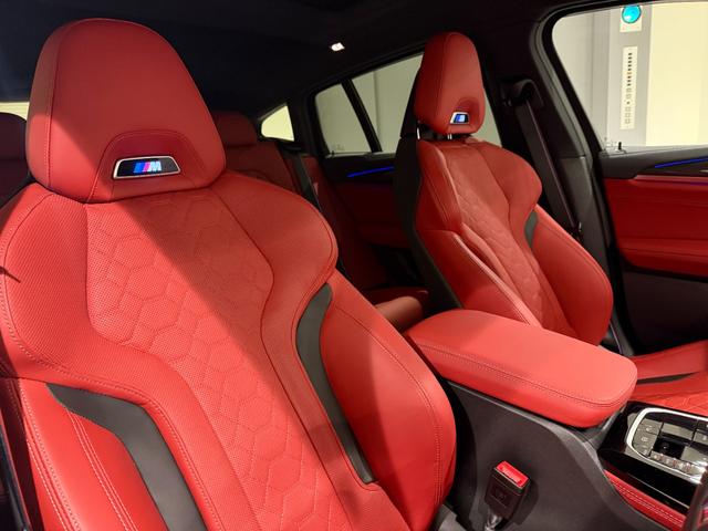 X4 M コンペティション セレクトパッケージ カーボンインテリア サンルーフ ステアリングヒーター 赤レザー ハーマンカードン シートエアコン シートヒーター 360度カメラ アクティブクルーズコントロール LEDヘッドライト(3枚目)