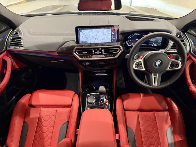 X4 M コンペティション セレクトパッケージ カーボンインテリア サンルーフ ステアリングヒーター 赤レザー ハーマンカードン シートエアコン シートヒーター 360度カメラ アクティブクルーズコントロール LEDヘッドライト(24枚目)