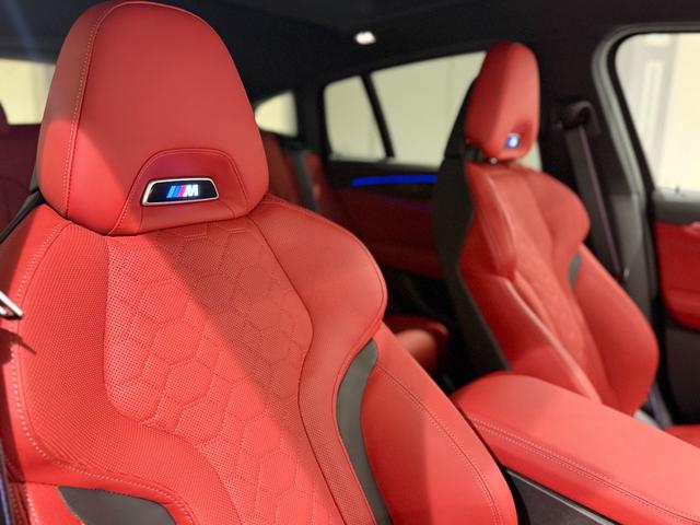 X4 M コンペティション セレクトパッケージ カーボンインテリア サンルーフ ステアリングヒーター 赤レザー ハーマンカードン シートエアコン シートヒーター 360度カメラ アクティブクルーズコントロール LEDヘッドライト(27枚目)