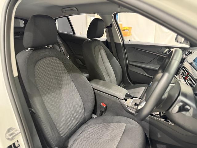 1シリーズ 118i プレイ ヘッドアップディスプレイ 純正ナビゲーション 駐車支援システム アクティブクルーズコントロール Bluetooth 電動シート 電動ゲート オートホールド(2枚目)