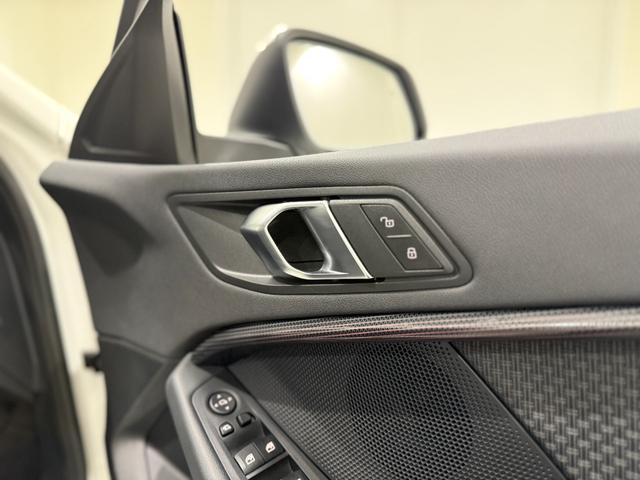 1シリーズ 118i プレイ ヘッドアップディスプレイ 純正ナビゲーション 駐車支援システム アクティブクルーズコントロール Bluetooth 電動シート 電動ゲート オートホールド(7枚目)