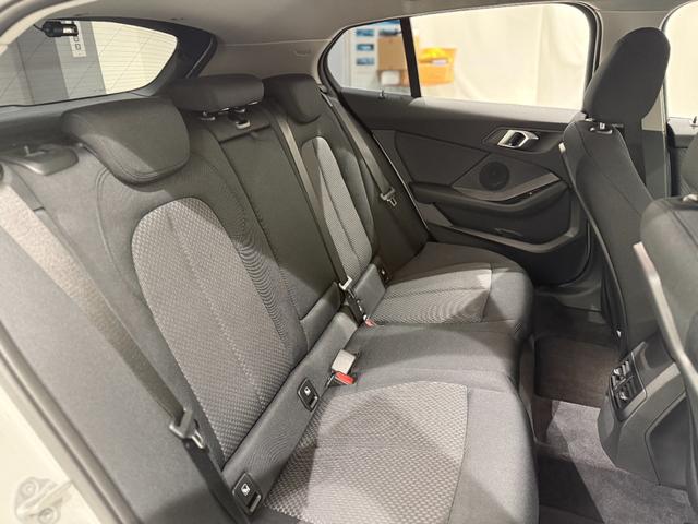 1シリーズ 118i プレイ ヘッドアップディスプレイ 純正ナビゲーション 駐車支援システム アクティブクルーズコントロール Bluetooth 電動シート 電動ゲート オートホールド(9枚目)