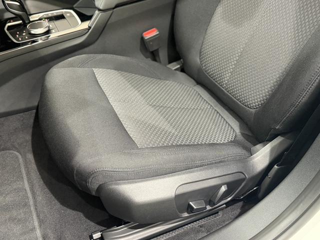 1シリーズ 118i プレイ ヘッドアップディスプレイ 純正ナビゲーション 駐車支援システム アクティブクルーズコントロール Bluetooth 電動シート 電動ゲート オートホールド(22枚目)