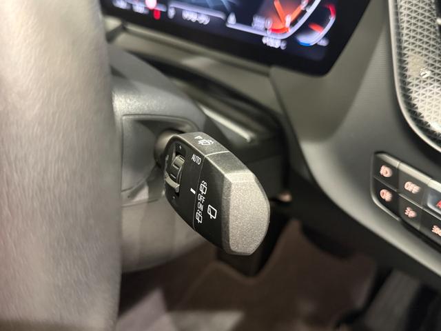 1シリーズ 118i プレイ ヘッドアップディスプレイ 純正ナビゲーション 駐車支援システム アクティブクルーズコントロール Bluetooth 電動シート 電動ゲート オートホールド(27枚目)