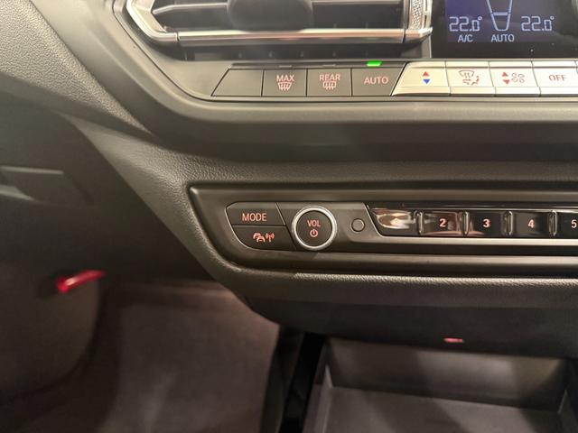 1シリーズ 118i プレイ ヘッドアップディスプレイ 純正ナビゲーション 駐車支援システム アクティブクルーズコントロール Bluetooth 電動シート 電動ゲート オートホールド(40枚目)