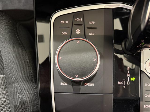 1シリーズ 118i プレイ ヘッドアップディスプレイ 純正ナビゲーション 駐車支援システム アクティブクルーズコントロール Bluetooth 電動シート 電動ゲート オートホールド(43枚目)