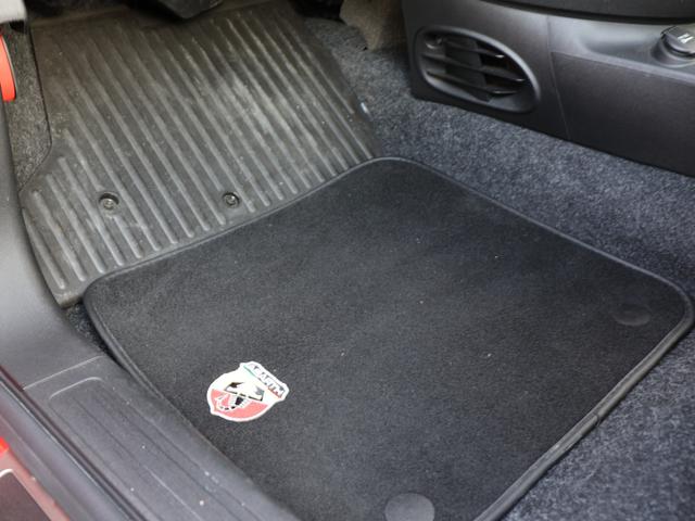 アバルト595 ベースグレード ユーザー買取車/ロッソアバルト/前後ドラレコ/純正オーディオ/純正AW/禁煙車/リヤソナー/ETC/ロッソアバルト/Bluetooth/スポーツモード/MTモード付(43枚目)