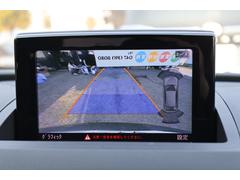 バックカメラを装備しております。狭い場所での切り替えしや駐車に便利な人気の装備です。 3