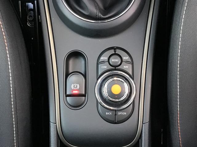 クーパーD クロスオーバー オール4 ペッパーパッケージ MINIドライビングモード 前車追従機能 17インチAW LEDヘッドライト コンフォートアクセス オートトランク アンビエントライト シートヒーター バックカメラ 前後センサー(19枚目)