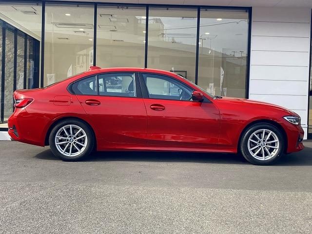 320i 後退アシスト ブラックファブリックシート トップビューカメラ 純正前後ドラレコ ワイヤレスチャージャー オートトランク 前車追従機能 パーキングアシストプラス 17インチホイール LEDヘッドライト(6枚目)